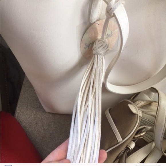 🆕Scalloped Oversized Tote - Picture 4 of 5